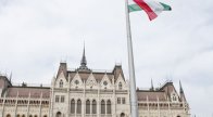  Magyarország lobogójának katonai tiszteletadással történő felvonása a megújult Kossuth Lajos téren 